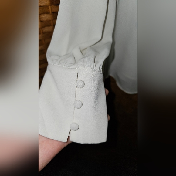 White House Black Market white blouse with silver trim size extra small - Picture 5 of 5